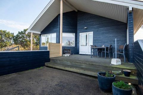 ANKUNFT FREITAG. HUNDE ERLAUBT. Auf einem schönen Dünengrundstück mit einmaliger Aussicht in Rindby auf Fanö liegt dieses klasse Ferienhaus. Ein Ferienhaus mit Stil, Charme und Platz für alle. Neben dem schönen Badezimmer hat das Ferienhaus 3 gemütli...