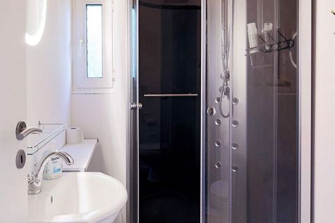 Dom wakacyjny z jacuzzi położony w odległości krótkiego spaceru od plaży w Reersø. Istnieją dwie sypialnie dwuosobowe i jedna sypialnia z dwoma pojedynczymi łóżkami. W domu znajdują się dwie starsze łazienki z prysznicem, jedna z jacuzzi na chwile re...