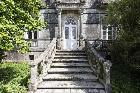 Construction of this fantastic and exclusive Indiano-style house began at the beginning of 1915. As can be seen, the stonework and dedication are unique and unrepeatable and make this property very special. La Finca is located in the Redondela area. ...