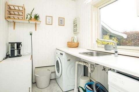 Dieses Ferienhaus liegt in naturschöner Umgebung auf Enø, in der Nähe der Küste und des Stegs. Das Ferienhaus hat einen offenen Küchen-/Wohnbereich mit Ess- und Sitzecke für das Familienleben. Vom Wohnzimmer aus gelangt man auf die teilweise überdach...