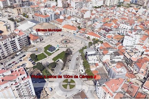 Dit commerciële en residentiële gebouw ligt in de charmante historische zone van Portimão (ARU-zone), op een bevoorrechte locatie aan het stadhuisplein van Portimão en op minder dan 200 meter van het pittoreske riviergebied, met een adembenemend terr...