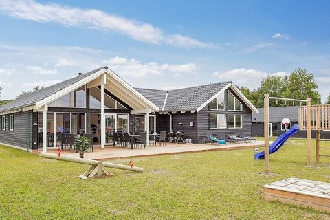 Holiday cottage at Vejby Strand with swimming pool and a large activity room where you can challenge each other at the table with combined table tennis and billiards or at the darts board. There is also PlayStation 4 and Nintendo Wii. After the games...