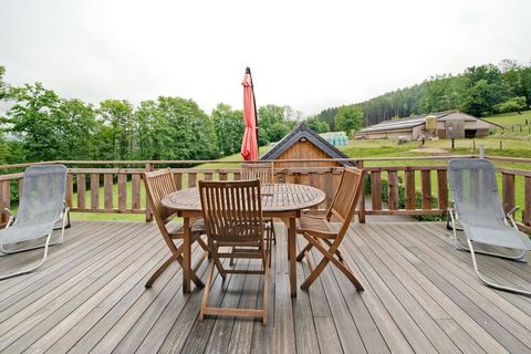 Superb accommodation for 4 adults offering all the comforts! Pets are welcome and the property is fully fenced for them. Start the day with a leisurely walk through the nearby forest, a km away. The well-known Spa is 19 km to delve into thermal baths...