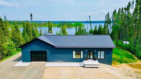 Recent and contemporary property located on the edge of one of the most beautiful navigable lakes in Quebec. Land of more than 50,000 square feet with direct access to the lake. Impeccable construction to today's standards. All that's missing is you ...