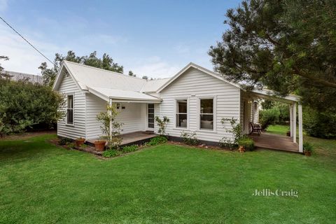 This picture-perfect, timber home beautifully integrates classic design with contemporary upgrades. Sitting pretty on a level allotment fringed by native vegetation with The Cutting, Portsea Pub, back beach and National Park moments away, this timele...