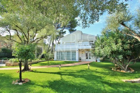 Magnificent property of around 250 sqm of living surface, located in a prestigious area in Cap d'Antibes, very close to the beach and the sea, on a calm and quiet street. Renovated throughout in 2019 it comprises a spacious living room and fully equi...