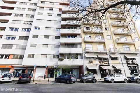 Commercial space for sale , on one of lisbon's avenues with high circulation of vehicles and people, right in front of the National Library and Campo Grande garden , next to the University City, 500 from the Entrecampos Metro. The Space has an area o...