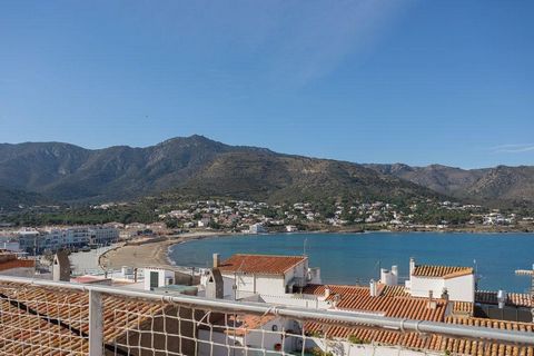 Charming town house located in El Port de la Selva, in Alt Empordà - Girona. Small fishing village that still retains a certain charm of yesteryear, of the white villages on the shores of the Mediterranean, such as Cadaqués or LLançà, which are only ...
