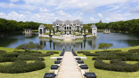 Poznaj Château Artisan, arcydzieło zbudowane/zaprojektowane przez znanego architekta Charlesa Siegera. Fundament został wykuty w skale koralowej, która definiuje południową Florydę. Ten prawie 20 000 sf dom (na właściciela) położony na 13,74 akrach w...