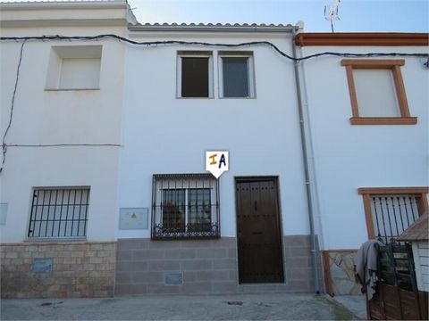 Nur fünf Autominuten von der Stadt Monte Lopez Alvarez in der Provinz Jaén in Andalusien, Spanien und etwa fünfzehn Minuten von Martos entfernt, ist dieses schöne, neu renovierte Stadthaus auf einer ruhigen Terrasse auf dem Land bezugsfertig. Mit Par...