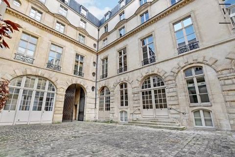 In a former 17th Century Mansion, on the 2nd floor with elevator, reception apartment opening onto the garden and main courtyard. It consists of an entrance with private elevator, a dining room overlooking the main courtyard, a large living room with...