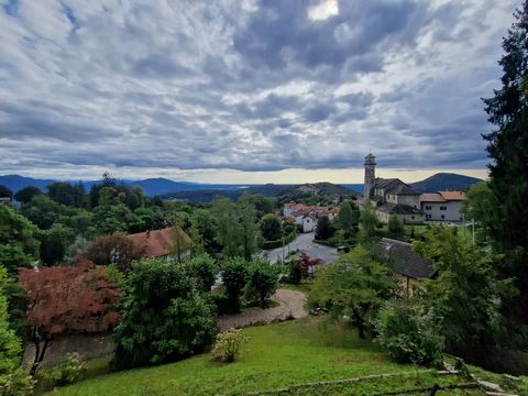 In Gignese op de heuvels van het Lago Maggiore, op een paar kilometer van Stresa, staat een elegante villa te koop uit de jaren 1940. Allereerst ligt het naast het historische centrum van Gignese, met een park van bijna 2.500 vierkante meter, deels m...
