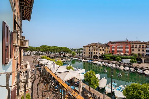 To piękne mieszkanie o powierzchni ponad 200 m2 znajduje się w samym sercu Desenzano del Garda, bezpośrednio z widokiem na Porto Vecchio, wewnątrz jednego z najbardziej malowniczych i charakterystycznych budynków miasta i cieszy się jednym z najpiękn...