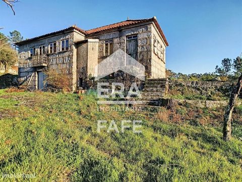Farm with 40,000 m2 in Revelhe Farm all walled with 4ha, two villas to restore, a porch of agricultural support composed of 10 items. It is already properly structured and consists of: - Housing area with two houses for restoration and a porch to sup...