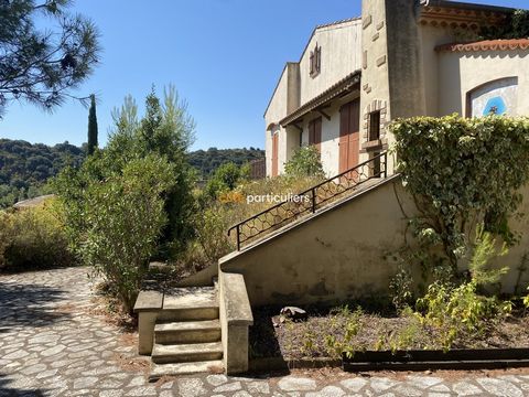 In a charming village called 'Le Petit Nice' 4-sided house of more than 200m2 on an enclosed and wooded plot of 1200m2. It consists of 2 separate living areas. The main part consists of an entrance hall, leading to a large independent kitchen, a livi...