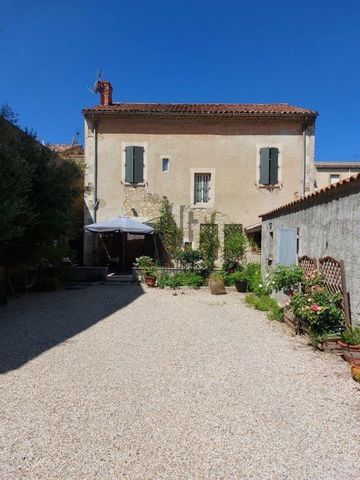 In the city center of Montfavet, magnificent property of character created in 1906, with a volume of 157 m2 with adjoining T2, completely renovated full of charm and authenticity ceiling height of more than 3m2, cement tiles and tommette. Consists of...