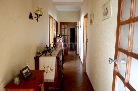 Identificação do imóvel: ZMPT564378 Urban family house in the center of Alvalade do Sado with good areas, friendly layout, lots of potential and excellent location and sun exposure. With 3/4 bedrooms and 7 rooms on the 1st floor of the building, on t...