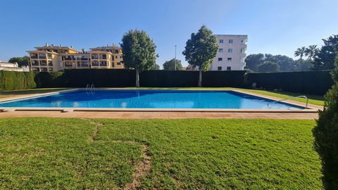 Unique opportunity! Spectacular apartment for sale in residential complex with community pool! Enjoy a life of luxury and comfort in this spacious and bright apartment with 4 bedrooms, 2 bathrooms and a 25m² terrace. Features: 4 bedrooms: Ample space...