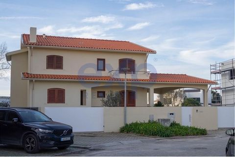 I slutskedet av totalrenoveringen finns V4-hus till salu i ett lugnt område i Miramar och mindre än 1 km från stranden.  Denna villa ligger i ett lugnt område i Miramar, nära Club Golf, de vackra stränderna i Vila Nova de Gaia och har enkel tillgång ...