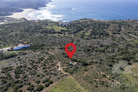 Ein Stück Garten, eine Perle inmitten des Naturparks Costa Vicentina. Dieses Grundstück mit 3500 m2 ist nur 300 Meter von den Klippen von Carrapateira entfernt und bietet Ihnen die Möglichkeit, ein Stück Paradies zu erwerben. Ideal für einen Gemüsega...