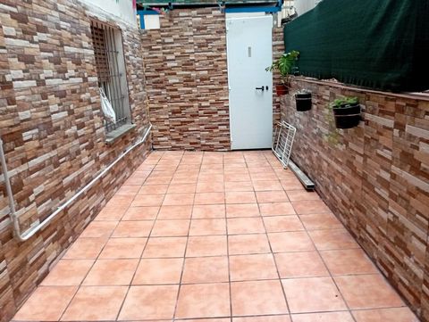 Charming first floor, on La Calzada, Gijón, with 3 bedrooms, bathroom, with access to outdoor terrace, cozy living room, fully equipped kitchen, wide L-shaped hallway and armored door. Completely renovated, the rectangular terrace, enclosed with deco...