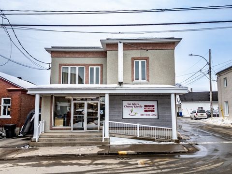 Welcome to a unique commercial duplex building, combining ground-floor commercial space with an upstairs 4-bedroom apartment. Ideal for food industry ventures, with flexible layout and established clientele available for takeover. Enjoy a peaceful re...