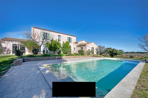 In the village of Montfrin, this vast family home of 340 m2 offers you an exceptional living environment. Once inside, the large hall reveals a bright 63 m2 living room opening onto the garden, a kitchen and its pantry, two beautiful bedrooms, a bath...