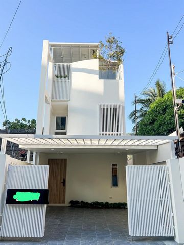 Introducing this exquisite villa located in the heart of Patong, offering 3 floors of space along with an appealing rooftop terrace. ▪️ 2 parking spaces ▪️ 2 bedrooms, 2 bathrooms ▪️ Overlooking Patong city ▪️ Fully furnished ▪️ Built-in kitchen 🚙 Pa...