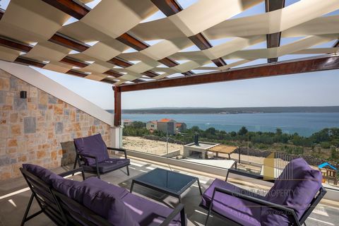 Luxury stone house located in a quiet location only 650 m from the sea. The villa is only 30 km from Zadar, and 1.5 km from the center of the town, offering you all the advantages of a quiet coastal life with the proximity of all necessary amenities....