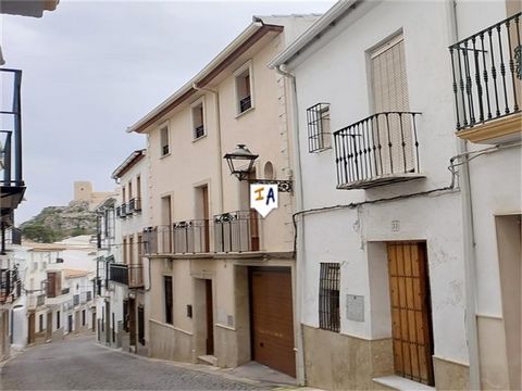 Dieses geräumige, 152 m² große Stadthaus mit 4 Schlafzimmern, Garten und Terrasse befindet sich in der begehrten Stadt Luque in der Provinz Cordoba in Andalusien, Spanien. Sie betreten das Anwesen über einen hellen, breiten Flur mit einem Doppelzimme...