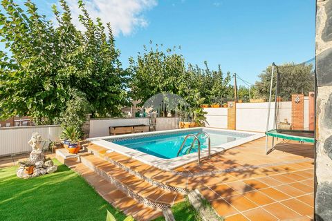 Beautiful house in Tiana, very cozy and detached of 233 m2 built. It has a fantastic communication, just 15 minutes from the city of Barcelona and the beaches of El Maresme. In a fantastic enclave and with beautiful sea views is this detached house w...
