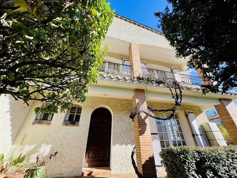 Pasteur district, come and discover this solid construction from the 1970s with its vintage decor. With a surface area of 150 m² and offering generous volumes, this house has many advantages, including a garage of 26 m², a laundry room of 8 m² and co...