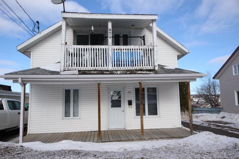 Duplex with 2 x 41/2 rooms well located, easy to rent close to services. Perfect for first investment, great potential! Electric heating, the accommodations have their own parking. A must see! INCLUSIONS -- EXCLUSIONS --