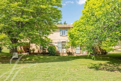 Near Lourmarin. Provence.Vaucluse 40 minutes from Aix en Provence and its TGV station. The John Taylor agency in Lourmarin offers you for sale EXCLUSIVELY in the countryside of La Tour d'Aigues this old farmhouse of 200m² with a magnificent covered t...