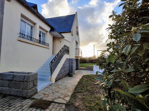 50/50 IMMOBILIER, offers you this traditional house of about 120 m2. It is located in the immediate vicinity of the Leclerc du Folgoët and other amenities, making it easy to get around on foot. It comprises, on its raised ground floor, an entrance ha...