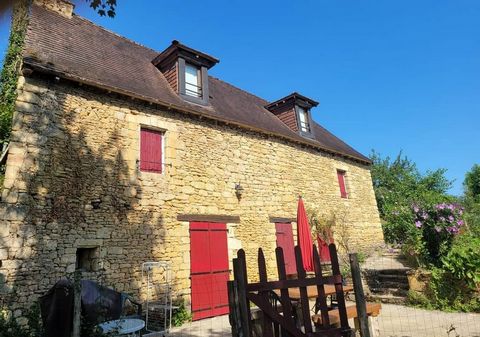 Magnificent property of character! Former summer residence of the bishops of Sarlat in the fourteenth century, located 10 minutes from Sarlat and 10 minutes from Saint Cyprien. House of character of about 100 m2 on two floors with 4 bedrooms, a kitch...