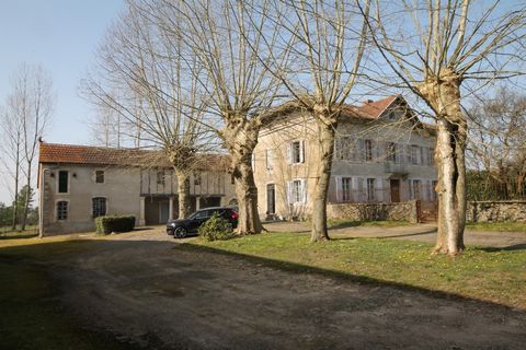 Maison de Maître of the 18th, developing an area of about 450 m2 with several outbuildings of about 400 m2 extra. All located on a beautiful plot of about 6 ha. Quiet and green environment. Several projects can be considered. A lot of cachet! Feature...
