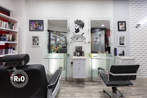 Salon de coiffure  Nous vous proposons à la vente, dans un local d’une surface d’environ 50 m2, un fonds de commerce de salon de coiffure situé dans un secteur stratégique au centre-ville de Jarville-la-Malgrange. Environnement : Galerie marchande. N...