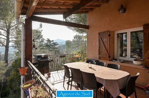 A PEYPIN exclusively house T3 in a wooded setting built on one level on an entire basement. Terraced land of about 1030 m2. Traditional construction of 1972, the beautifully renovated three-room house consists of a pleasant bright living space living...