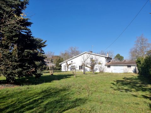 GRADIGNAN, quiet and green sought after area. Two-storey house of about 260m2 habitable, comprising 6 bedrooms, with very large outbuildings of about 280m2, Garage of about 95m2, on a plot of about 3000m2 with swimming pool. Work to be planned. To vi...