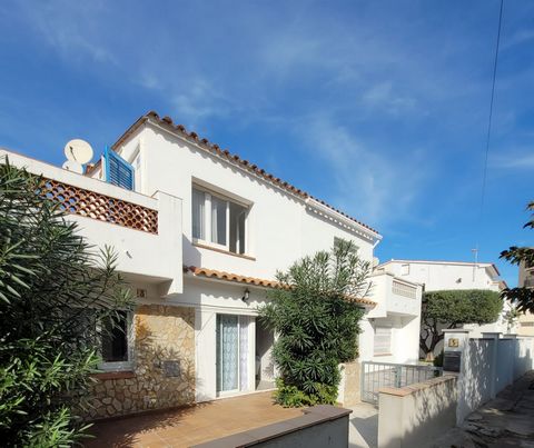 House of 68 m2 in the center of L'escala 50 meters from the beach of Riells composed of 2 bedrooms with living room and separate kitchen + separate toilet, functional bathroom + wc. Upstairs terrace of 11 m2 Air conditioning and double glazing. Featu...