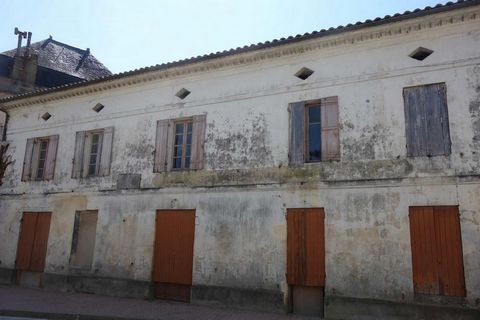 8-room house 330 m2. In the heart of a village 10 minutes from Pugnac with all amenities in the immediate vicinity (pharmacy, medical center, shops .... etc) a building to renovate completely (330m2) with its adjoining outbuildings (77m2) on a plot o...