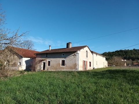 In Grignols, discover this old stone house to renovate in a suburban area. The property includes a dwelling house of 74m2 with convertible attic, a beautiful adjoining barn of about 130m2 on the ground with its bread oven and a garage. All on a plot ...