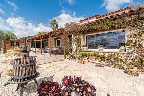 Le Tignet, in a residential area, close to the villages of Speracedes and Cabris, beautiful stone house of approx 208 m2 built on a land of approx 1700 m2 with an open view on the Lake of Saint-Cassien, hills and sea. The house offers a big entrance ...