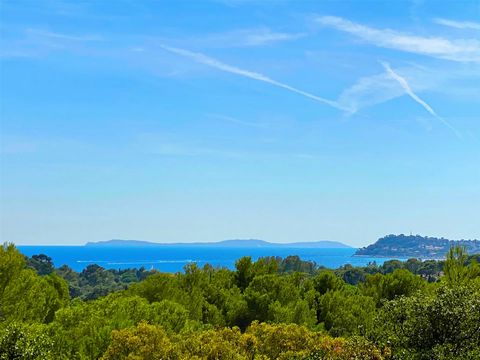 Sea view villa for sale close to La Croix-Valmer village's and beaches. On a large landscaped plot of 2600 m2, its driveway leads up to the front of the property and the entrance porch. Accommodation, once through the front door you are greeted with ...