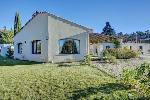 Located in the centre of Grambois, just 40 minutes from Aix-en-Provence, this elegant single-storey villa has been completely renovated to bring it up to date and boasts uninterrupted views of the surrounding hills. With a floor area of around 220 m2...
