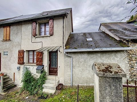 This complex, in the heart of a charming village in the town of Bordes-Uchentein, is composed of a dwelling house and an adjoining outbuilding. The house is spread over four levels. On the ground floor, you will discover a living room with its firepl...