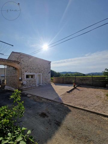 A renovated house with a lot of charm! Do you want a 2 bedroom house with charm? Authenticity? And the nearby river? Moments with family and friends await you in this small house in the heart of the vineyards of Cessenon sur Orb. This nugget is for y...