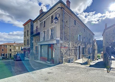 Village centre, former butcher's shop with its own accommodations. This large, bright building of 196m2 of living space, possibility 280m2, is on 3 levels, with full basement and attic of 98m2, to be completely renovated. Ideal investor. Possibility ...