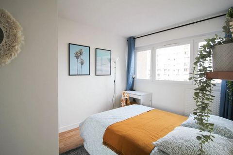 This 10m² room is fully furnished. It has a double bed (140x190) and a bedside table with lamp. There is also a work area with a desk, chair and lamp. The bedroom also has plenty of storage space: a wardrobe with hanging space and a shelf. This beaut...